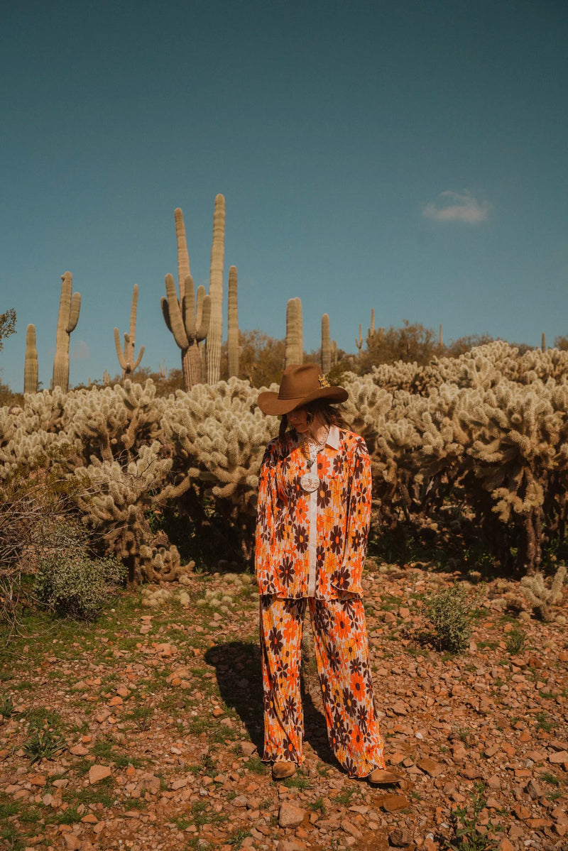 Groovy floral plissé set in brown