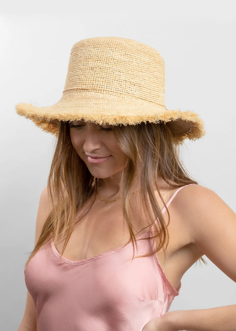 Packable raffia bucket hat in natural