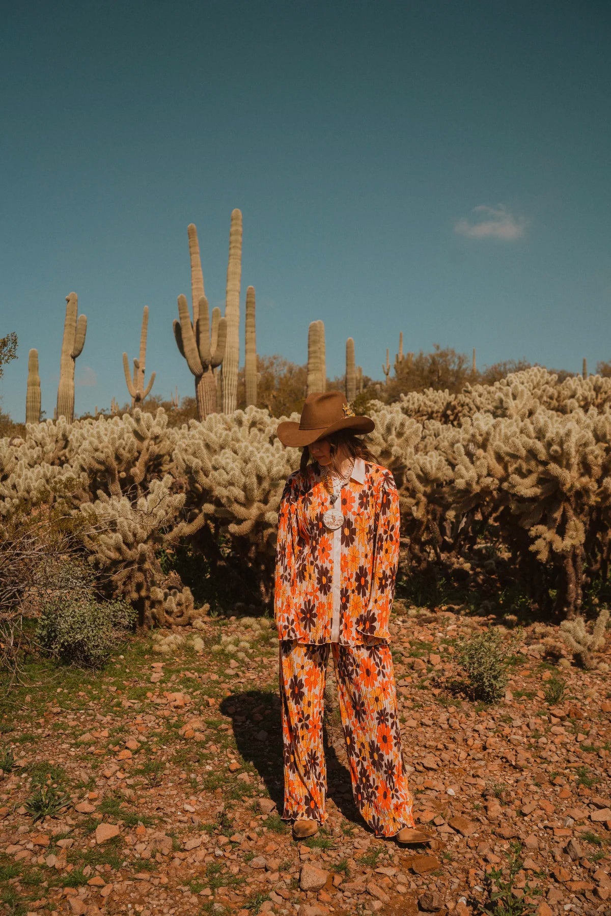 Groovy floral plissé set in brown