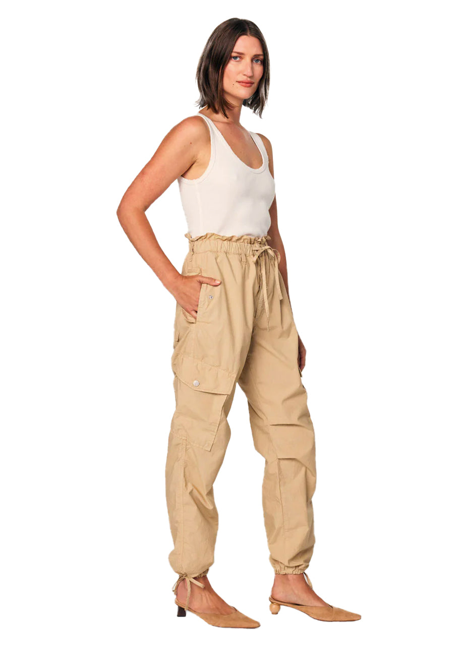 Parachute pants in oatmilk