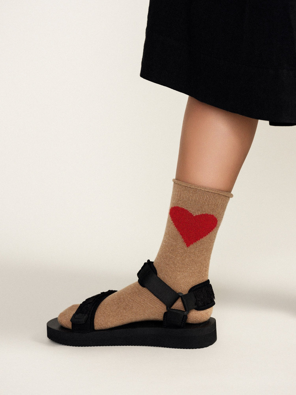 Heart cashmere crew socks in camel