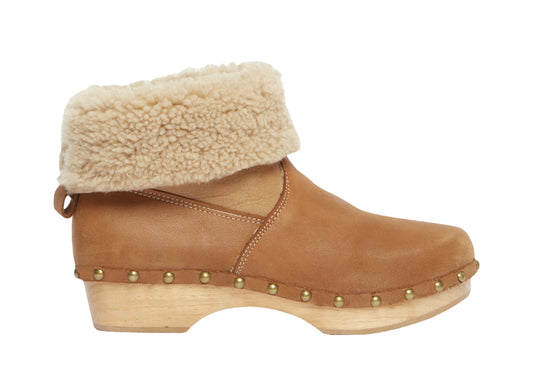Low clog shearling boot in camel