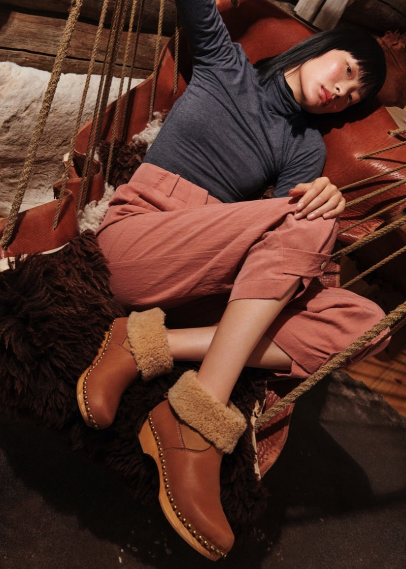Low clog shearling boot in camel