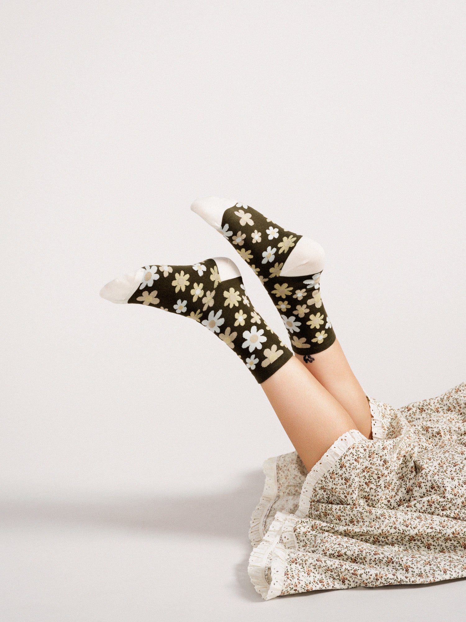 Hippy dippy flower crew socks in olive