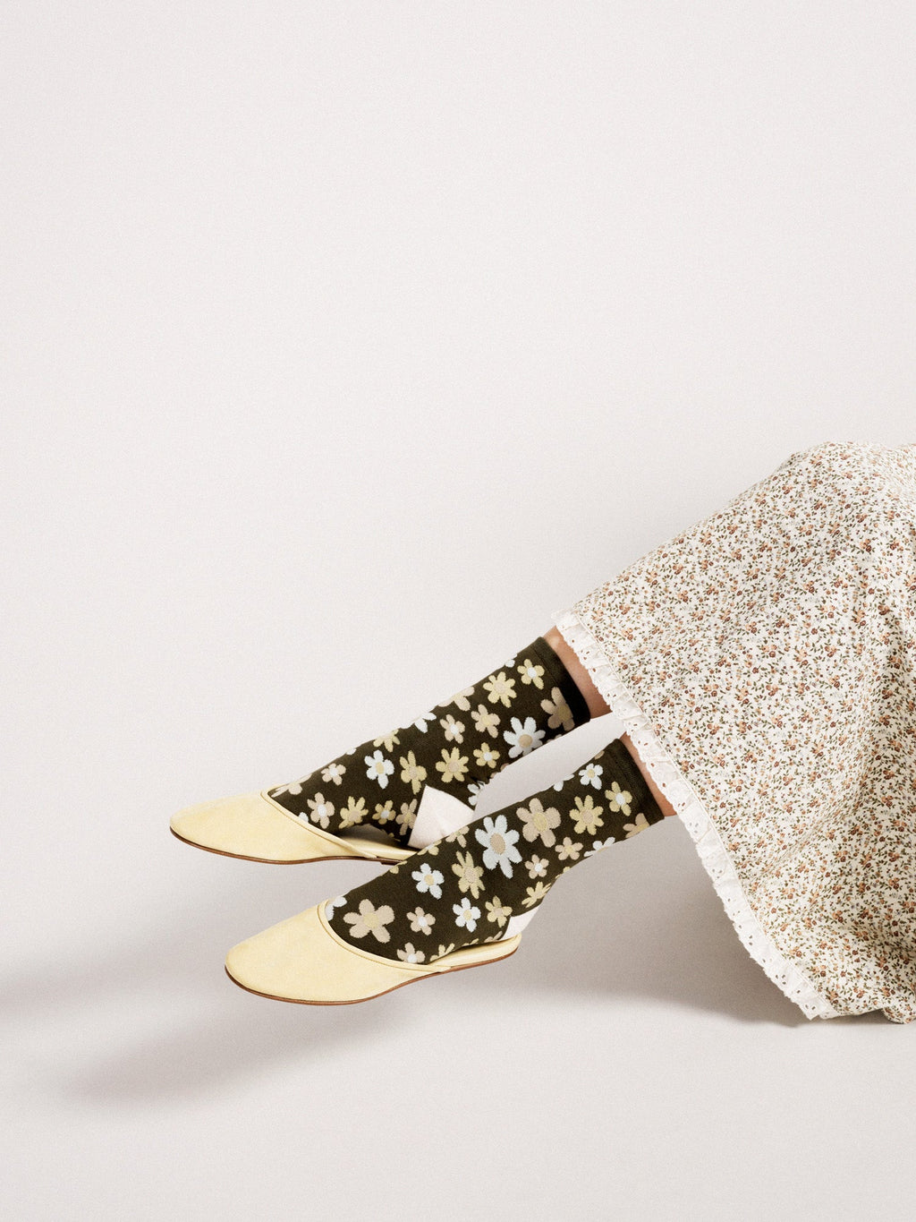 Hippy dippy flower crew socks in olive