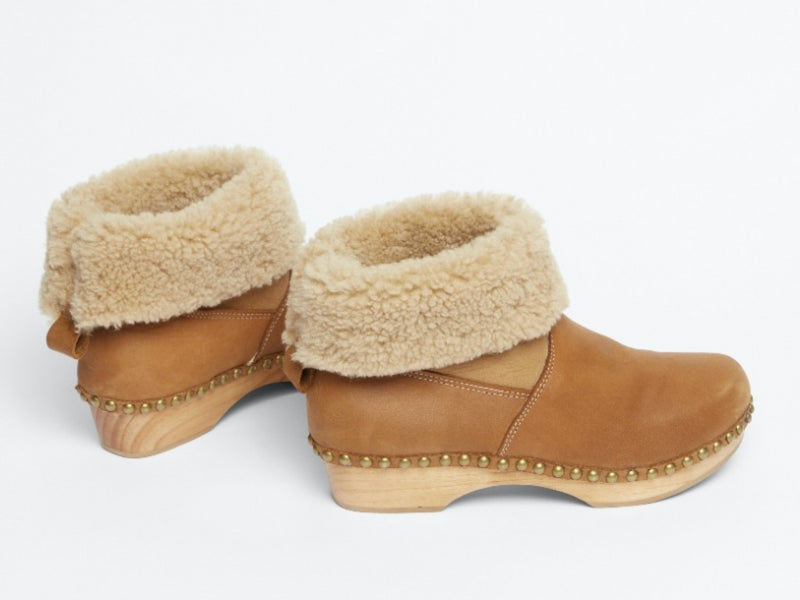 Low clog shearling boot in camel