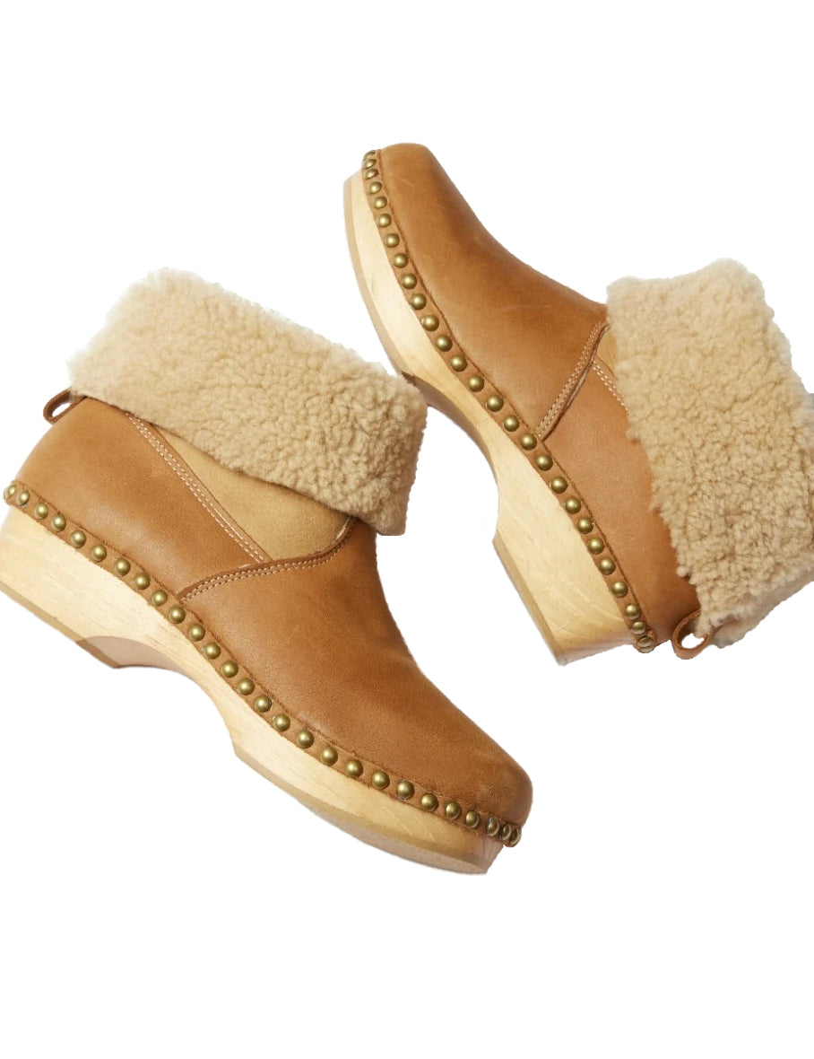Low clog shearling boot in camel