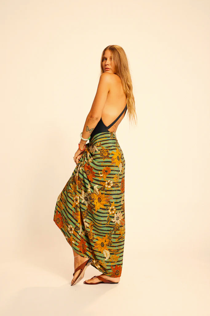 Sarong in sunflower stripe moss green